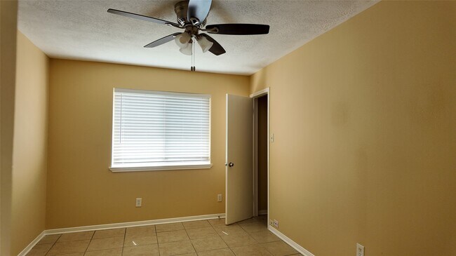 Building Photo - 7003 Glen Rosa Dr