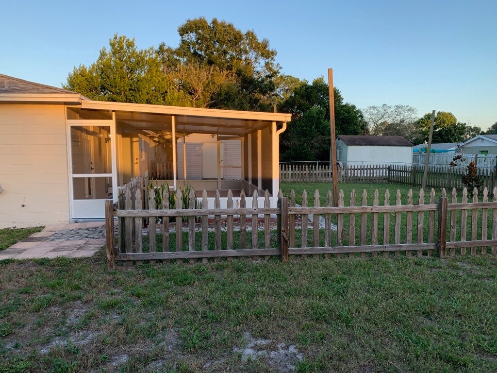 Back yard, side view - 6320 S Lansdale Cir