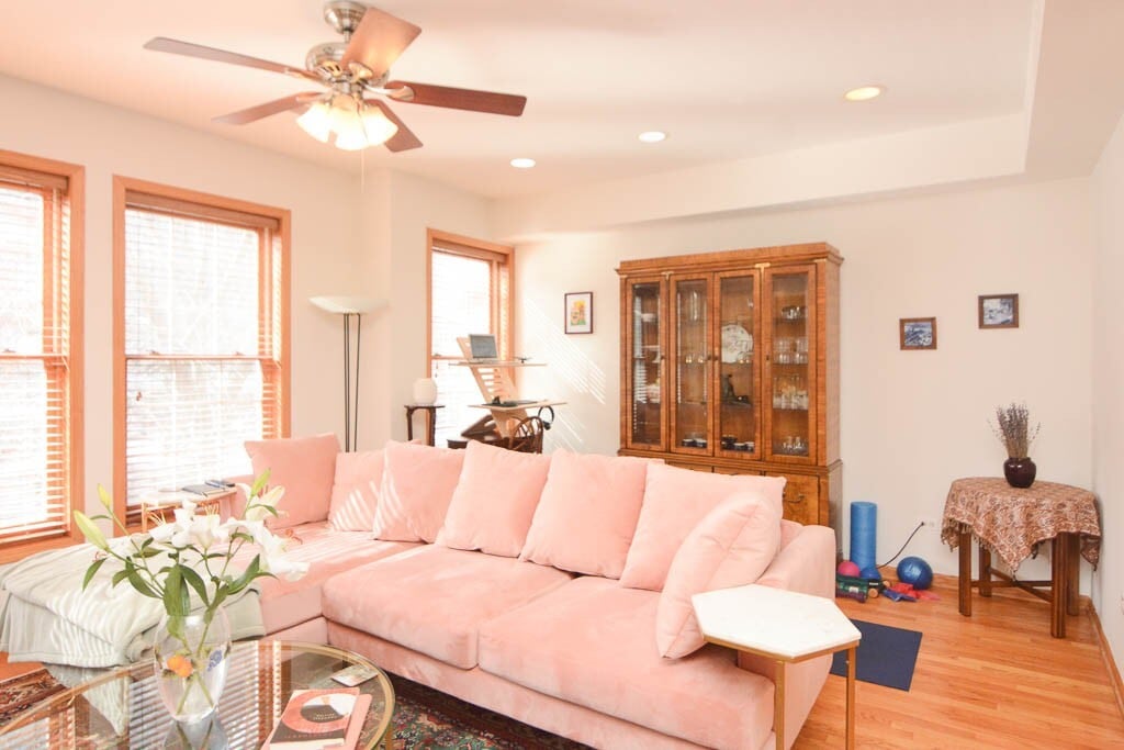 Building Photo - 934 W Leland Ave