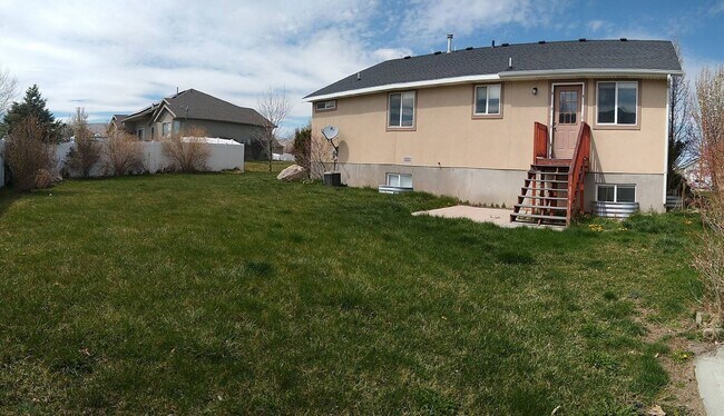 Building Photo - Spacious Home w 2 attached 2 car garage