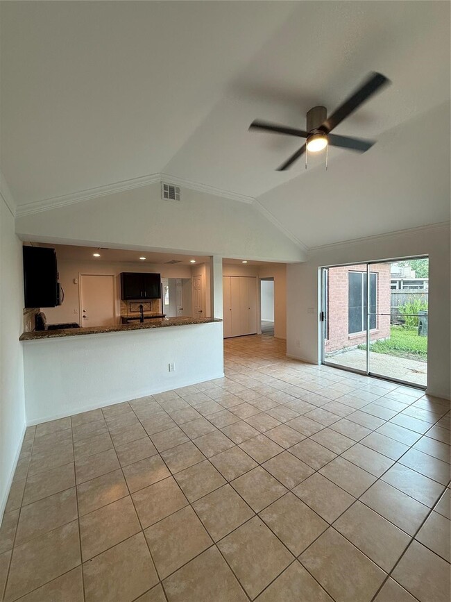 Building Photo - 2406 Lakefield Way