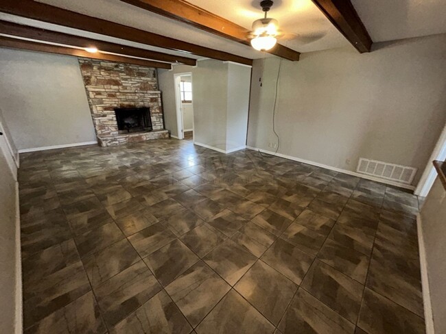 Building Photo - 601 Sutton Dr