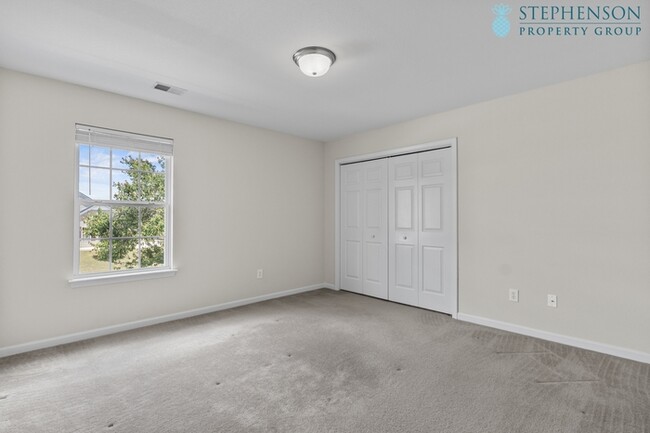 Building Photo - Freshly Remodeled 5 Bedroom with Primary B...