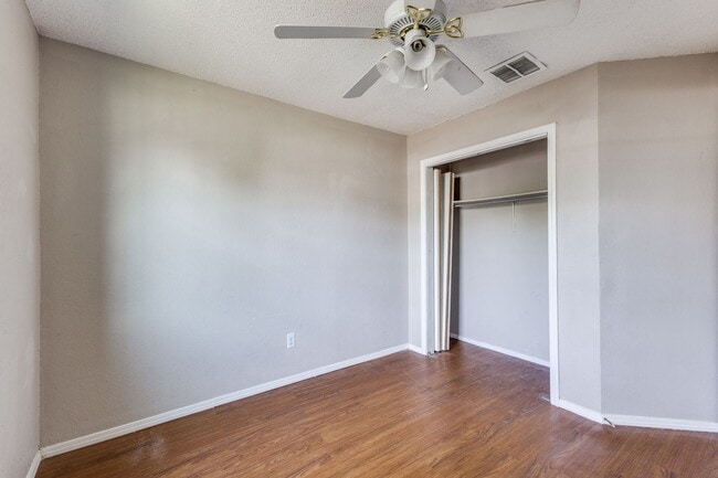 Building Photo - 3 Bedroom 2 Bath Home with Massive Fenced ...
