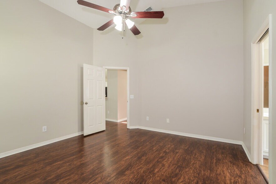 Building Photo - 493 Lancers Dr