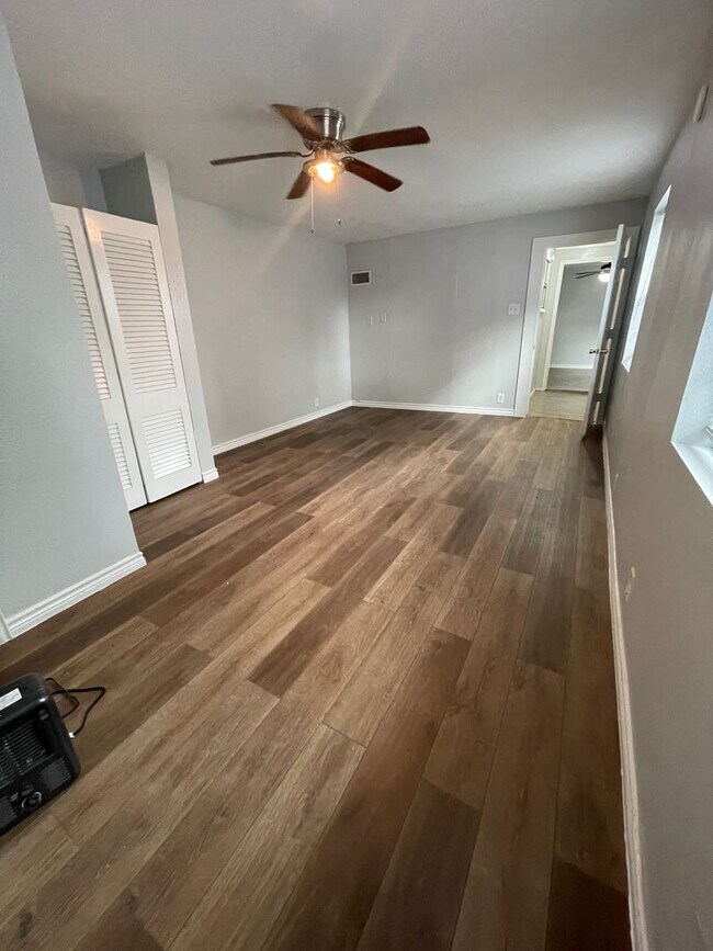 Building Photo - 715 10th Ave N