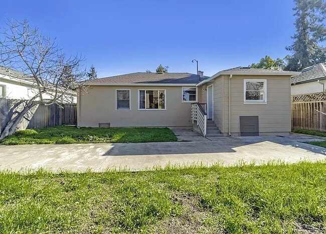 Building Photo - SINGLE FAMILY HOME