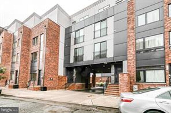 Building Photo - Northern Liberties Townhome with Parking