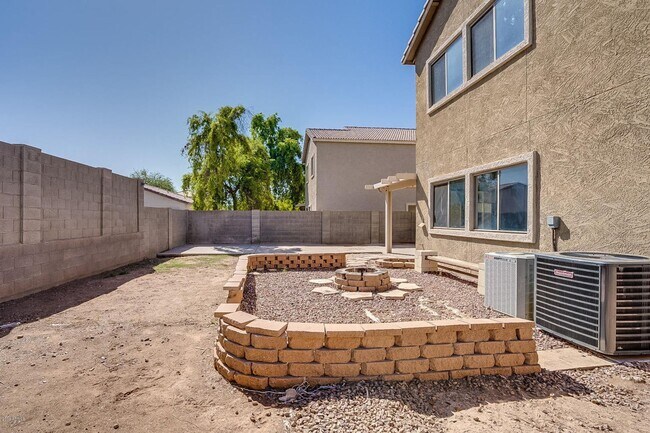 Building Photo - Charming 4 Bedroom 3 Bath 3 Car garage Hom...