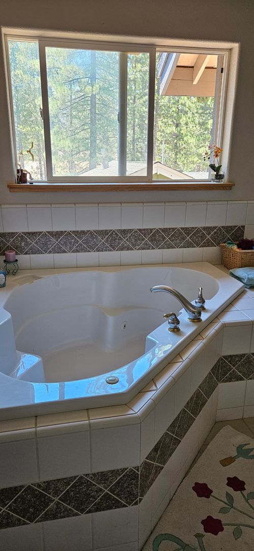 Building Photo - Large furnished mountain home walking distance to the river --- Available October 1