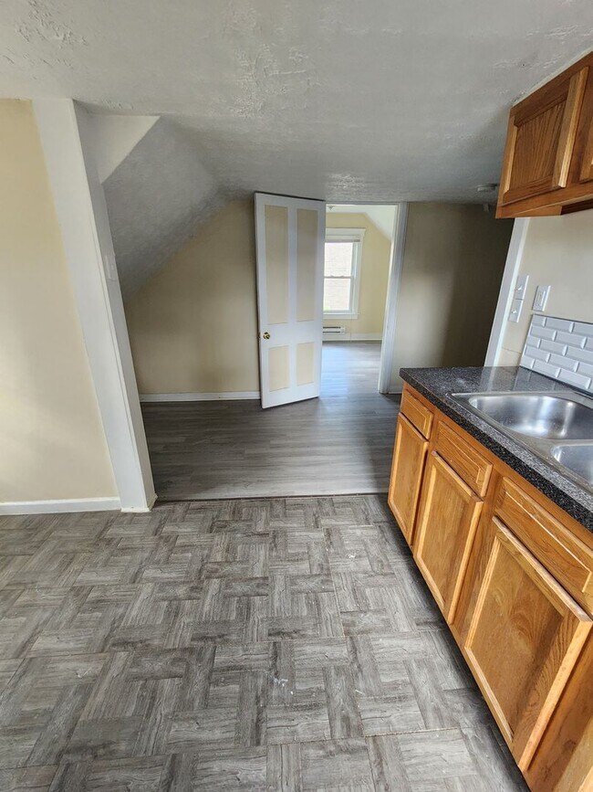 Building Photo - One Bedroom Clean Apt For Rent