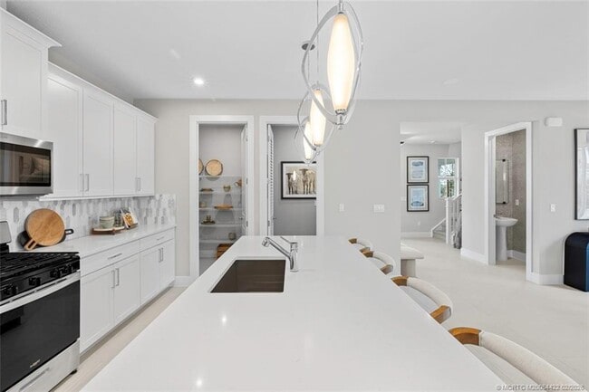 Building Photo - 823 SW Pr Ave