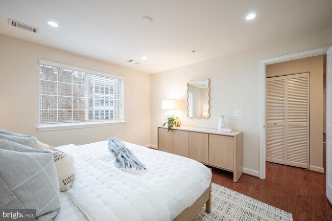 Building Photo - 4113 S Four Mile Run Dr