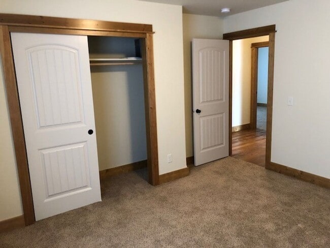 Building Photo - Comfortable Living in the Heart of Valley ...