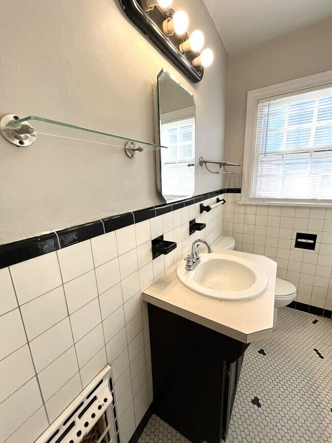 Building Photo - Large 3 Bed 1 Bath