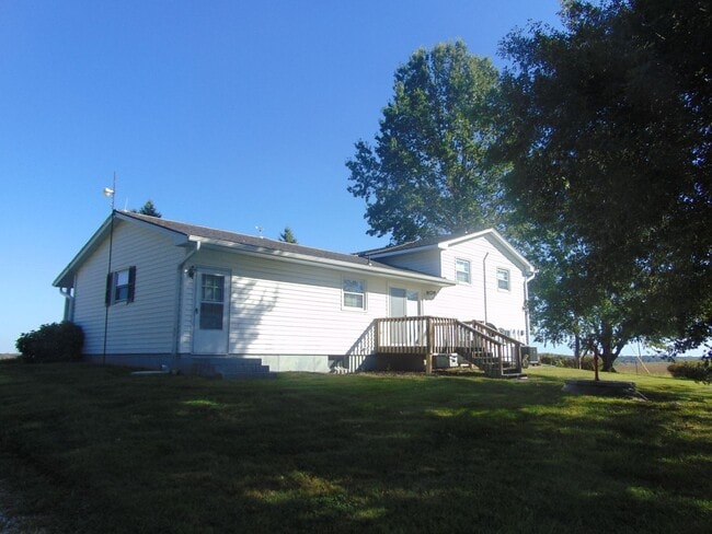 Building Photo - Fayette Family Farm House!