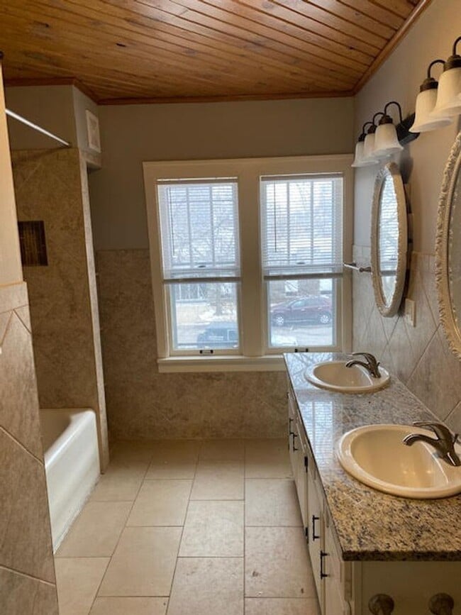 Building Photo - 4 bedroom house in St. Cloud