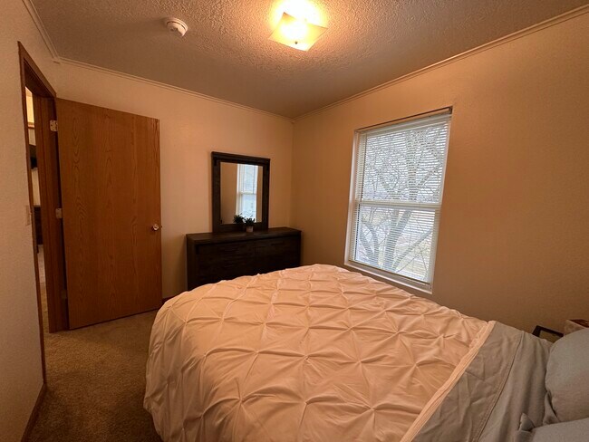 Building Photo - 601 W Scott St