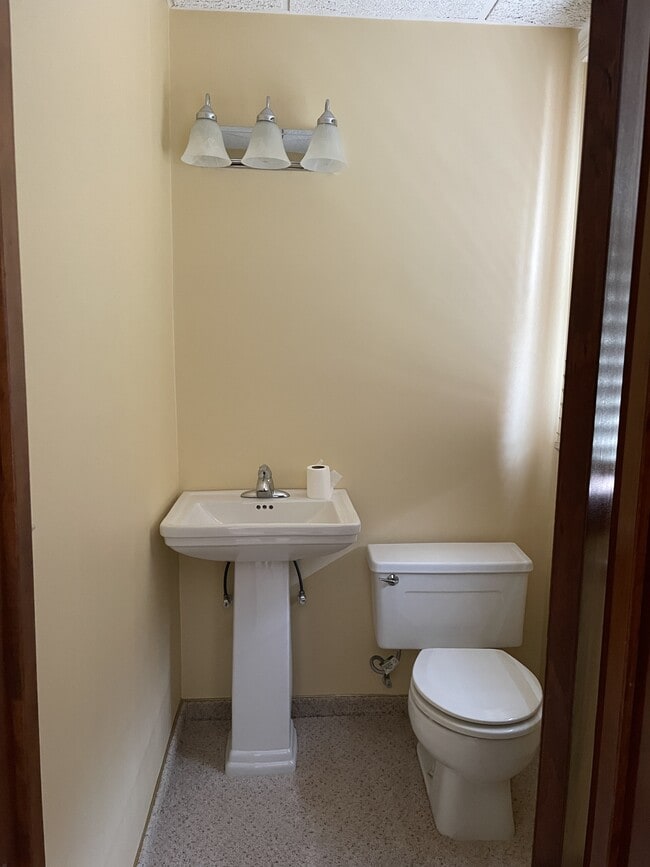 Building Photo - 115 E Broadway St