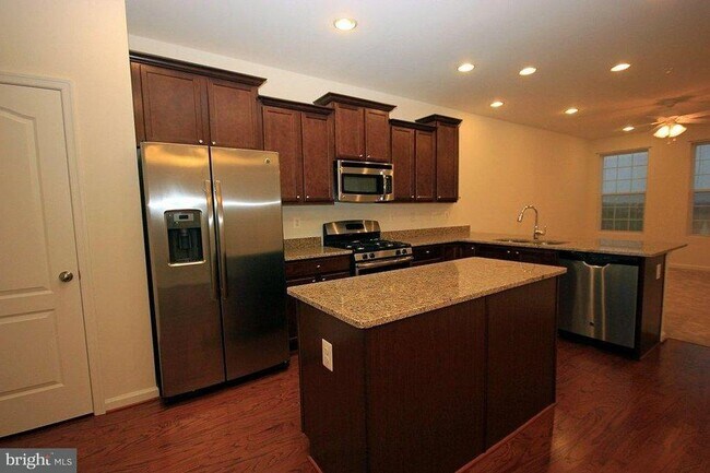 Building Photo - 6282 Newport Ct