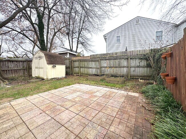 Building Photo - 5612 7th Rd S