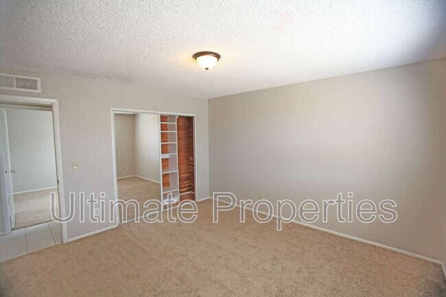Building Photo - 2808 W Orangewood Ave