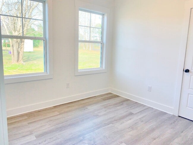 Building Photo - 811 Martin St