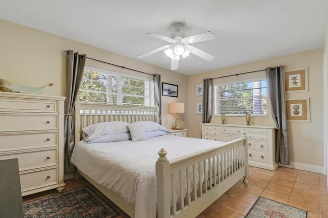 Building Photo - 402 Fern St