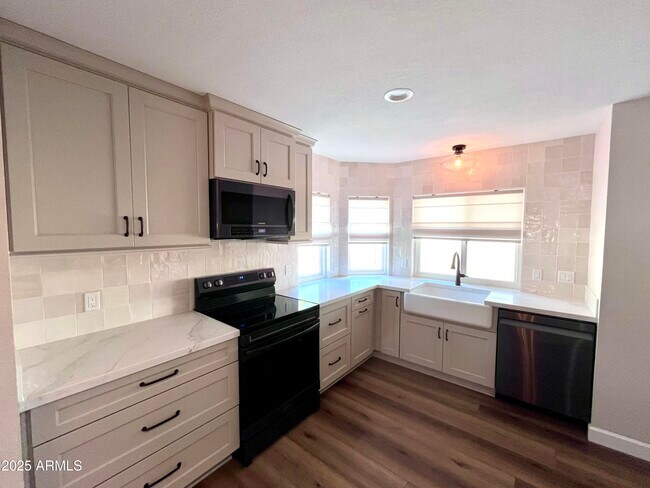 Building Photo - 4924 E Hillery Dr