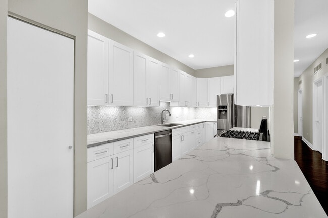 Building Photo - 550 W Fulton St