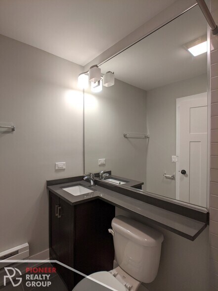 Building Photo - 546 W Surf St