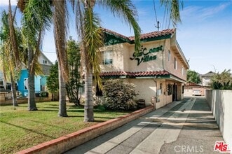Building Photo - 2417 S Budlong Ave