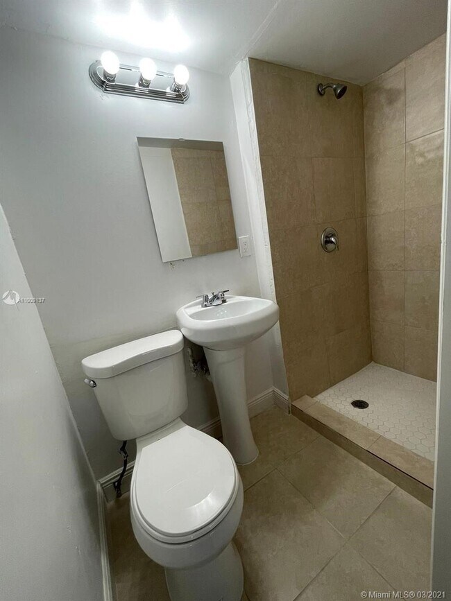 Building Photo - 633 NW 15th Ave