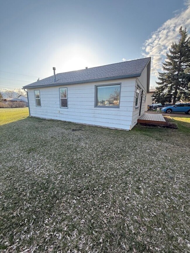 Building Photo - Newly Renovated 2-Bedroom Home – Pet Friendly!