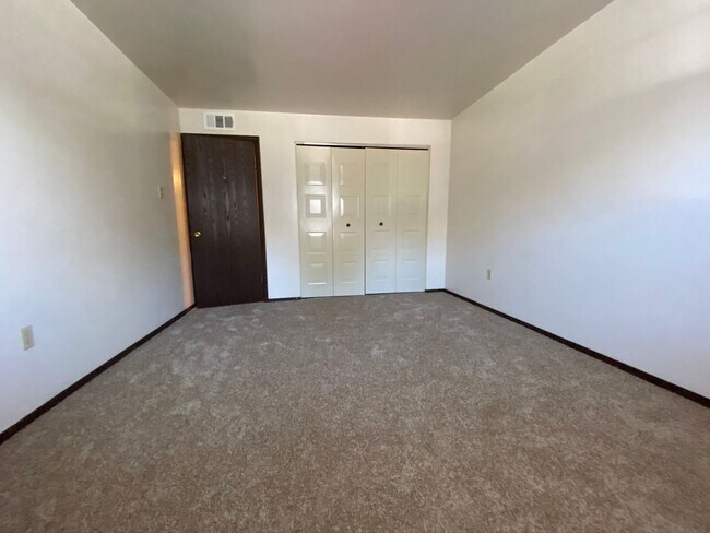 Building Photo - Spacious 2BR at Bellwood Manor! Great North Hills Location! Call Today!