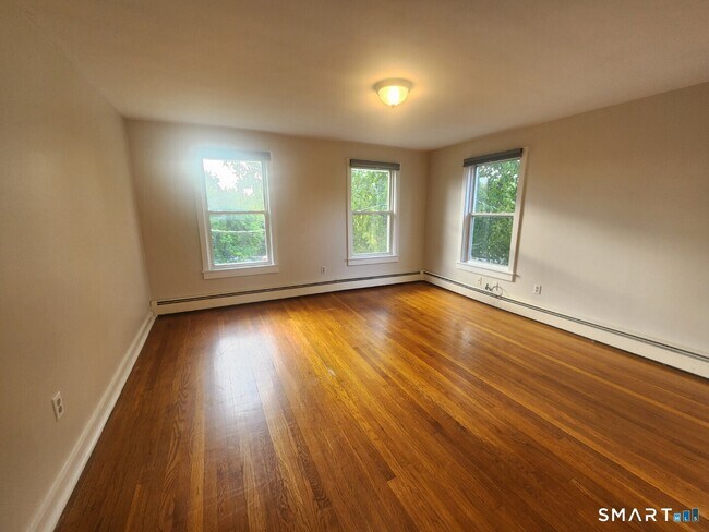 Building Photo - 283 Somers Rd