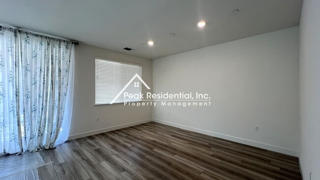 Building Photo - Still looks new. 4-bedroom home in North N...