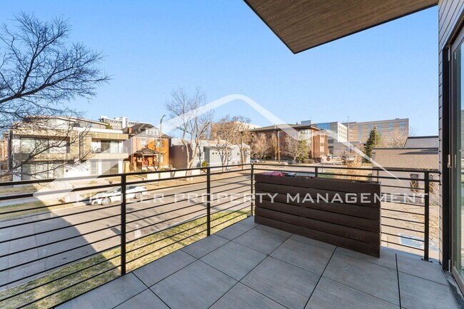 Building Photo - Fantastic Townhome with A Roof Top Patio, Attached Garage, and Central AC!