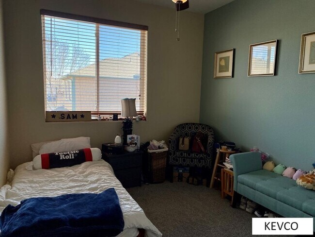 Building Photo - Three Level Townhouse with Attached Two Car Garage!