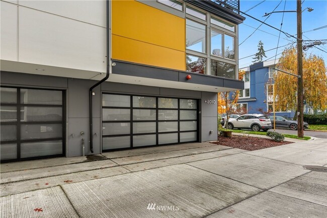 Building Photo - Amazing Capitol Hill Townhome 2/2.5 with 2...