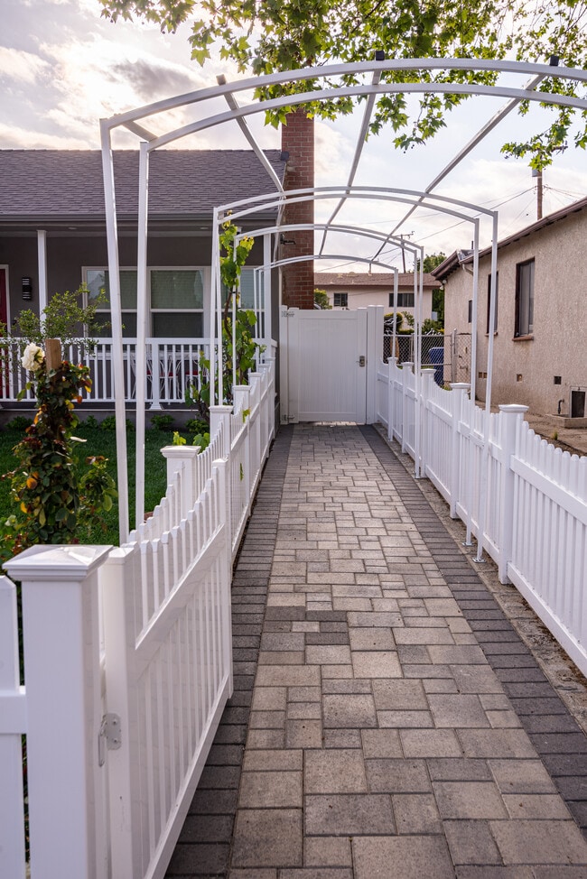 Building Photo - 1637 N Allen Ave