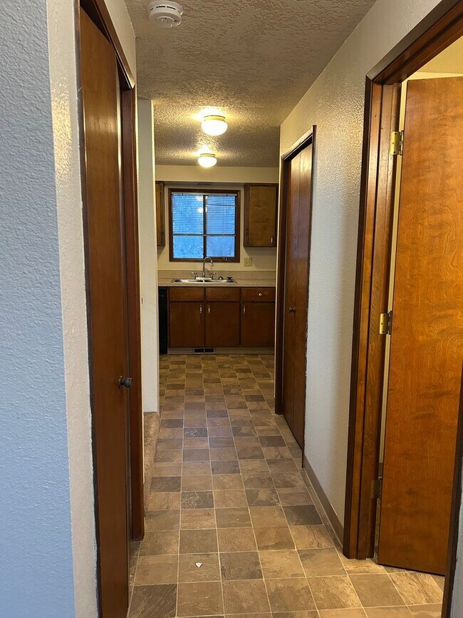 Building Photo - (379) Glenridge Dr. - 2 Bedroom / 1.5 Bathroom - Townhome Duplex