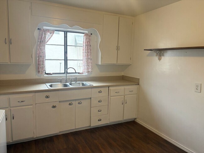 Building Photo - 223 Solano Dr NE
