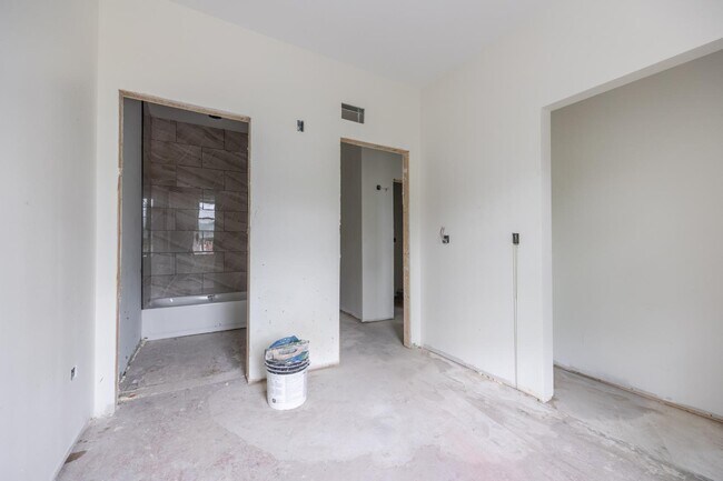 Building Photo - 8001 Edgewater Rd
