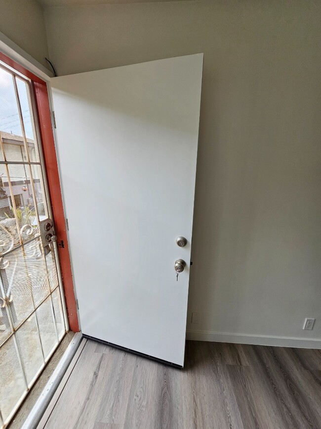 Building Photo - 2 bedroom, 1 bathroom with one driveway pa...