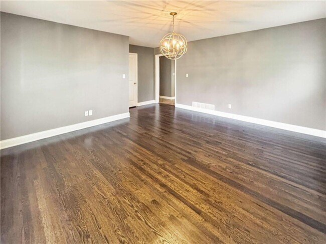 Building Photo - 2395 Powers Ferry Dr SE