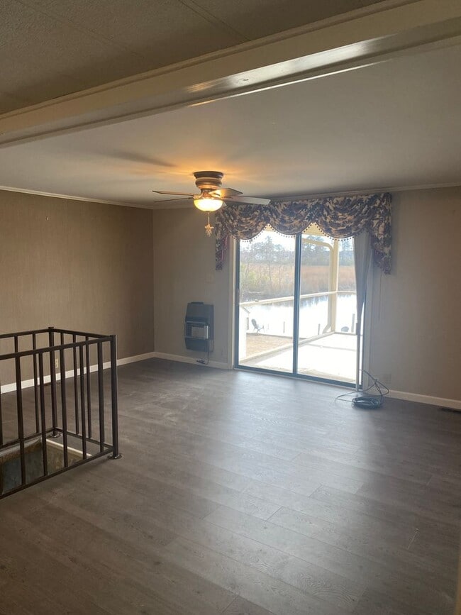 Building Photo - Waterfront 3 bedroom 2 bath