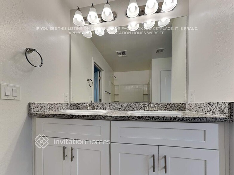 Building Photo - 1070 S Deerfield Ln