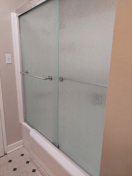 Shower / Tub - 404 Naranja Dr