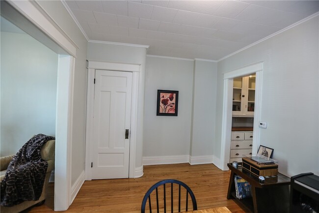Building Photo - 296 Laburnam Crescent